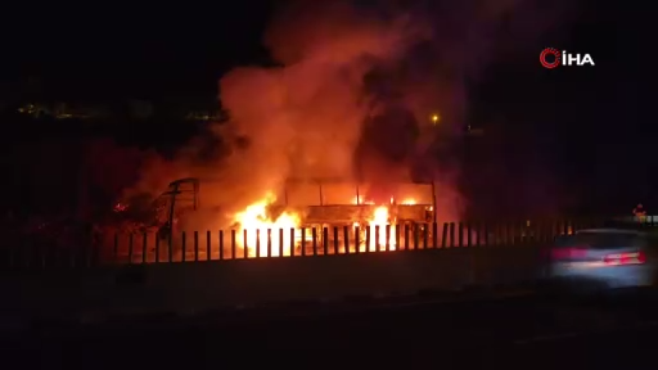 Otoyolda 39 yolcusu bulunan otobüs alev alev yandı