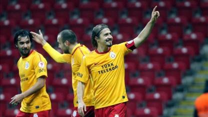 Galatasaray’da Ayrılık: Futbol Direktörü Yardımcısı Ayhan Akman Görevinden Ayrıldı!