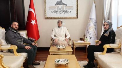 Vali Yiğitbaşı, Ressam Didem Parlakyiğit Görücü ve Eşini Makamında Kabul Etti