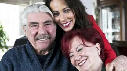 Erdal Özyağcılar'ın kızı Zeynep Özyağcılar Sosyal Medyayı Salladı! Mayosunu Giyip Karda Eğlendi!