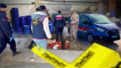 İzmir’de Dev Uyuşturucu Operasyonu: 1,6 Ton Ham Madde ve 2 Gözaltı!