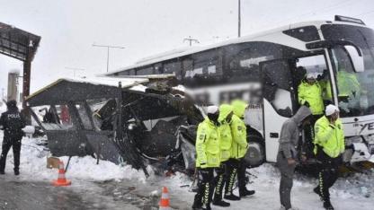 Bitlis’te Yolcu Otobüsü Polis Noktasına Çarptı: 4 Polis Hafif Yaralandı