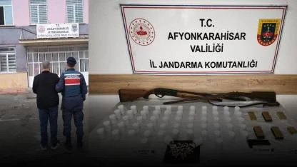 Afyonkarahisar’da Jandarmadan Uyuşturucu ve Silah Operasyonu: Binlerce Hap Ele Geçirildi