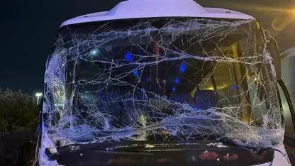 Kocaeli TEM Otoyolu’nda Feci Kaza: Servis Minibüsü Tıra Çarptı, 6 Yaralı!