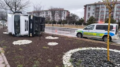 Afyon Otogar Kavşağında Korkutan Kaza! Kamyon Yan Yattı