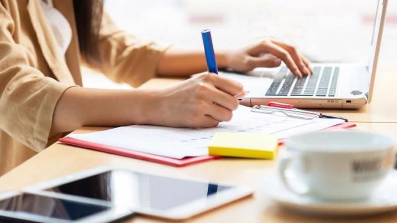 Resmi Gazete’de yayımlanan düzenlemeyle kamuda görev yapan yaklaşık 500 bin sözleşmeli personel, doğum veya evlat edinme sonrası yarı zamanlı çalışma hakkından yararlanabilecek.