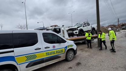 Sandıklı'da Korkutan Kaza: Araç Bahçeye Çakıldı Yaralılar Var