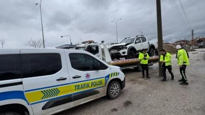 Sandıklı'da Korkutan Kaza: Araç Bahçeye Çakıldı Yaralılar Var