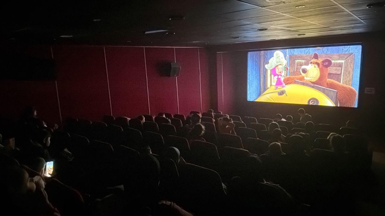 Sandıklı'da Miniklere Karne Hediyesi: "Maşa ile Koca Ayı" Sinemada