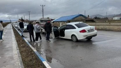Sandıklı'da Otomobil Peyzaj Alanına Girdi: Facianın Eşiğinden Dönüldü