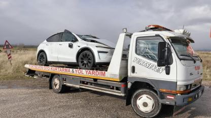 Sandıklı'da Trafik Kazası: Tesla Şarampole Yuvarlandı