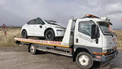 Sandıklı'da Trafik Kazası: Tesla Şarampole Yuvarlandı