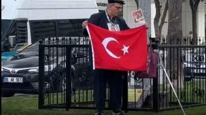 Sekin’in Şehit Olduğu Yerde Elinde Bayrak ve Bir Fotoğraf