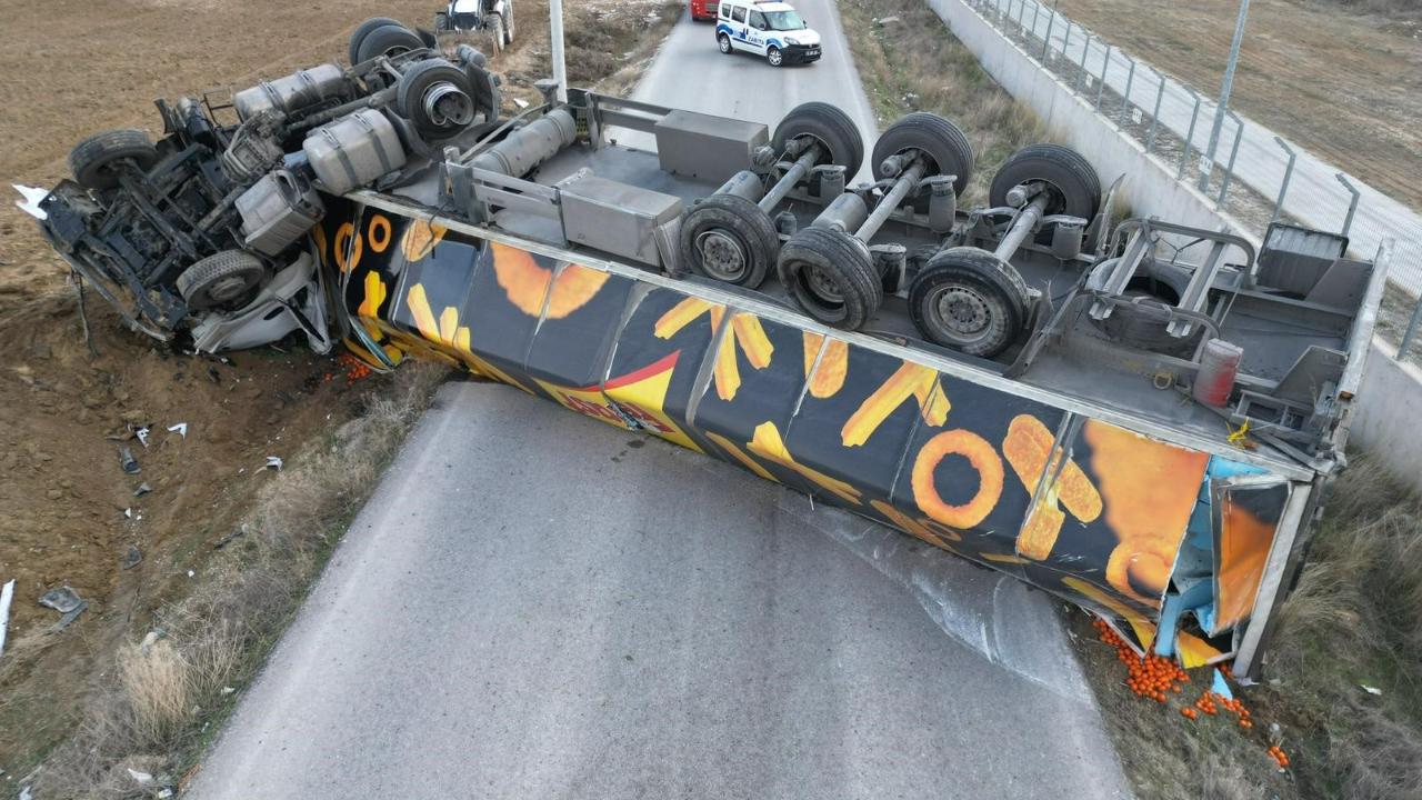 Susuz Yolunda Tır Devrildi, Yol Kapandı: 25 Ton Mandalina Yola Saçıldı!