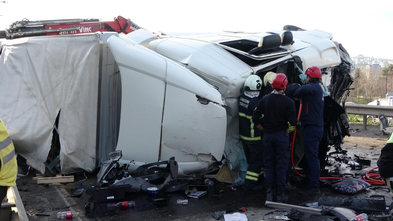 Tır Karşı Şeride Geçip Araçlara Daldı: Sürücüsü Yaşamını Yitirdi