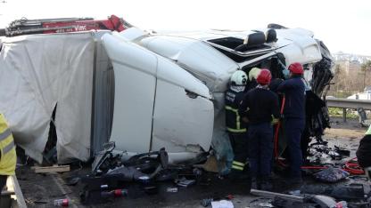 Tır Karşı Şeride Geçip Araçlara Daldı: Sürücüsü Yaşamını Yitirdi