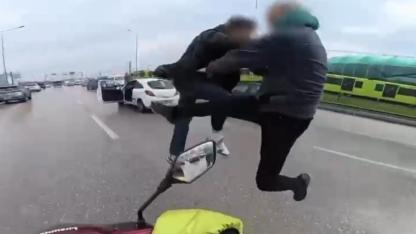 Uçan Tekmeler Havada Çarpıştı, İki Sürücü Böyle Kavga Etti