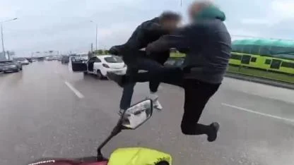 Uçan Tekmeler Havada Çarpıştı, İki Sürücü Böyle Kavga Etti