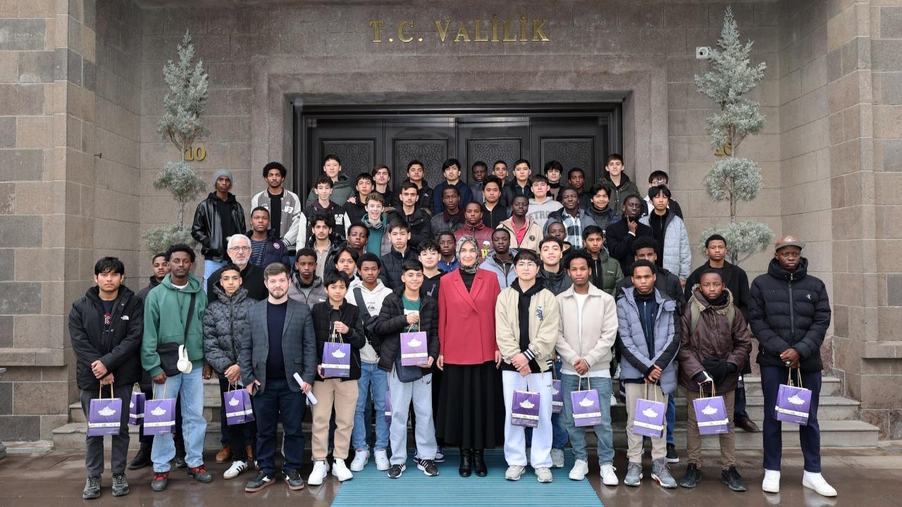 Uluslararası İmam Hatip Öğrencileri Vali Yiğitbaşı’nı Ziyaret Etti