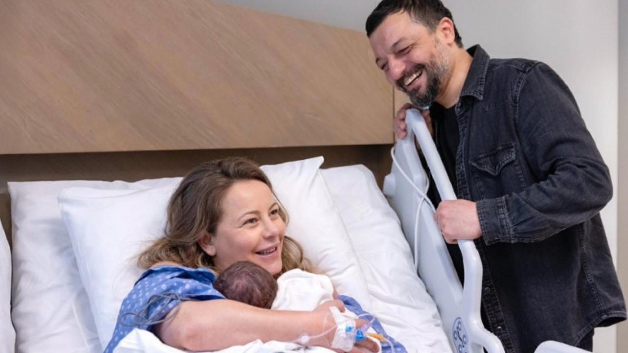 Ünlü Oyuncu Vildan Atasever ve Şarkıcı Mehmet Erdem'den Müjdeli Haber: İlk Kez Çocukları Oldu!