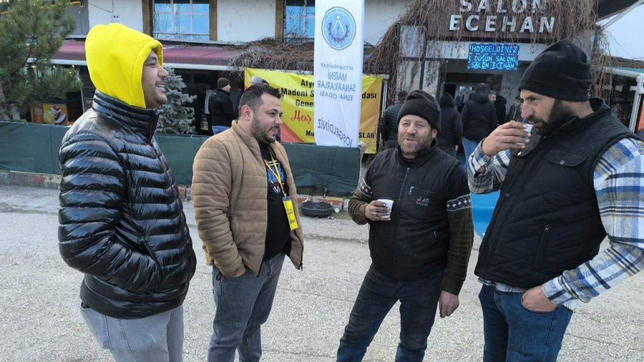 Ustalar Çayla Isındı