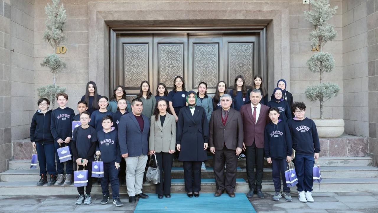 Vali Yiğitbaşı, “Hayocan Aramızda” Kitap Projesini Hazırlayan Öğrencilerle Buluştu