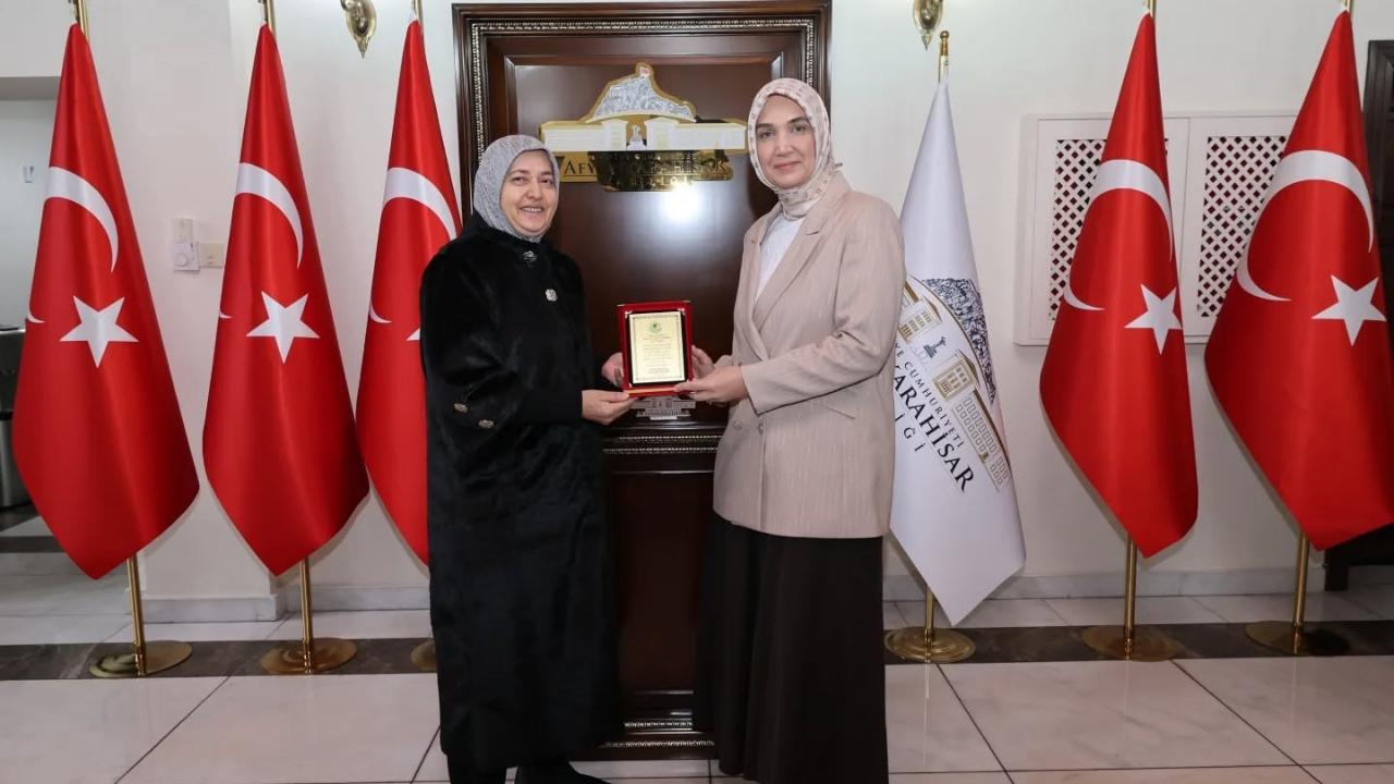 Vali Yiğitbaşı, Kula Köyü Muhtarı Kanlıkılıç’ı Kabul Etti