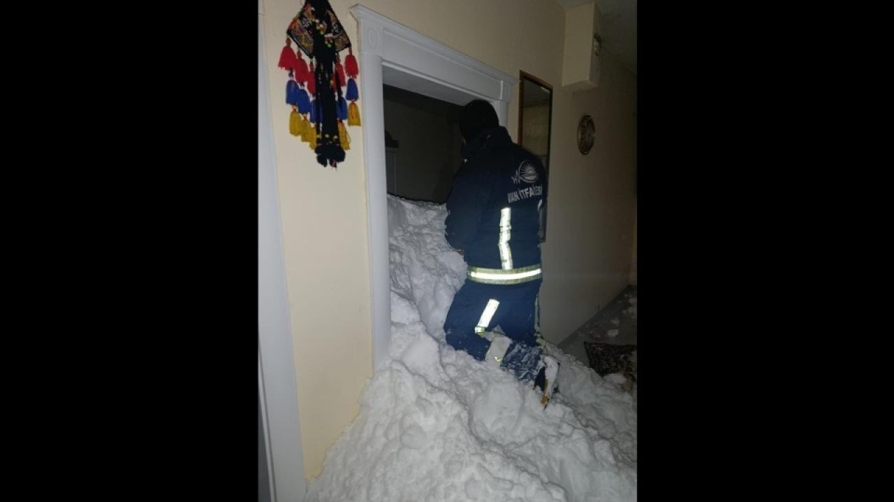 Van’da Çığ Altında Kalan Kadın Sağ Çıktı Sağ Kurtarıldı, 20 Ev Boşaltıldı