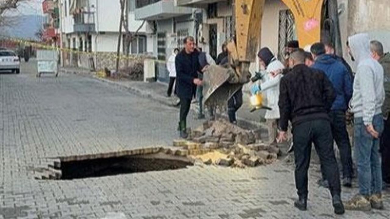 Yağış Sonrası Çöken Yolda İnsan Kafatası Ve Kemikleri Bulundu