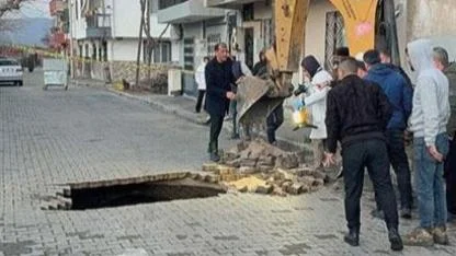 Yağış Sonrası Çöken Yolda İnsan Kafatası Ve Kemikleri Bulundu