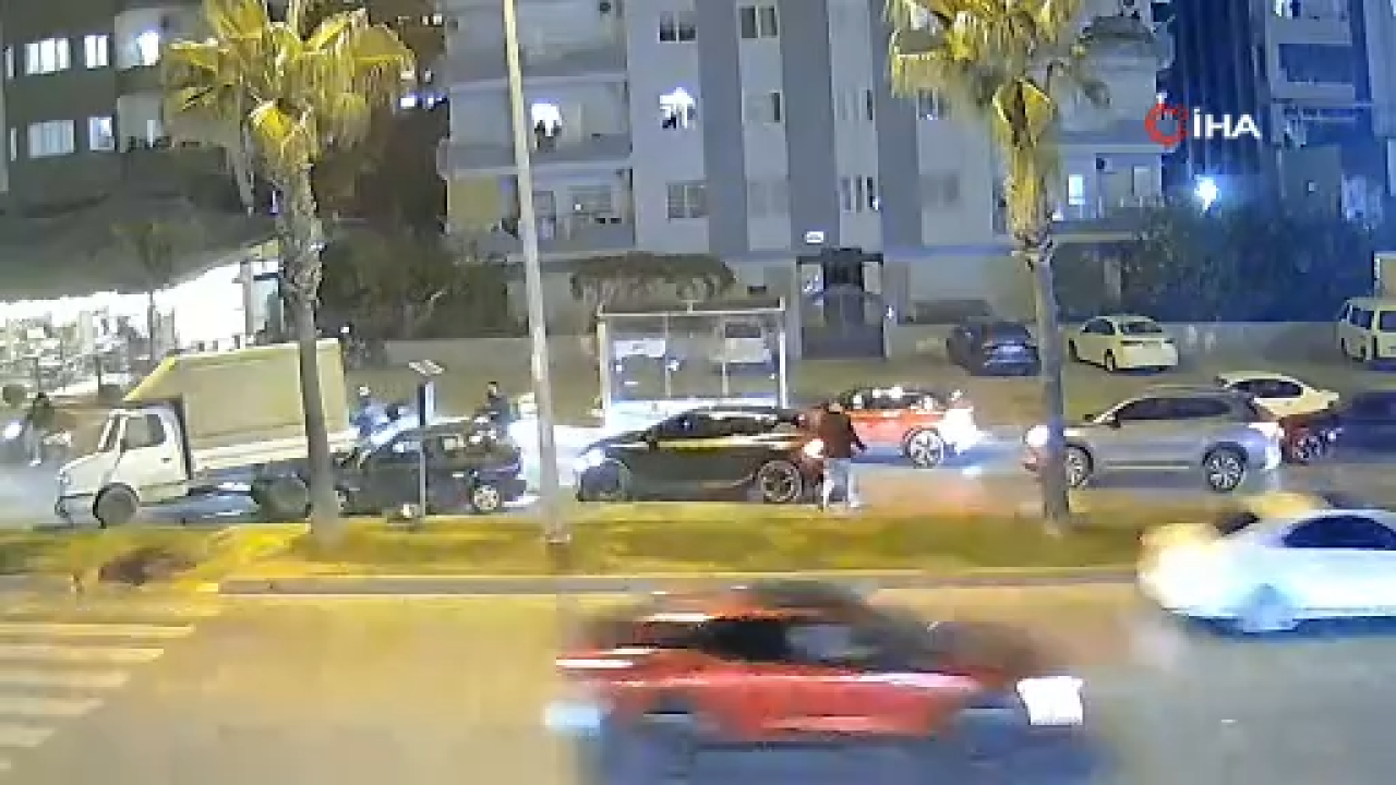 Yayaya yol vermek isterken zincirleme kazaya neden oldu