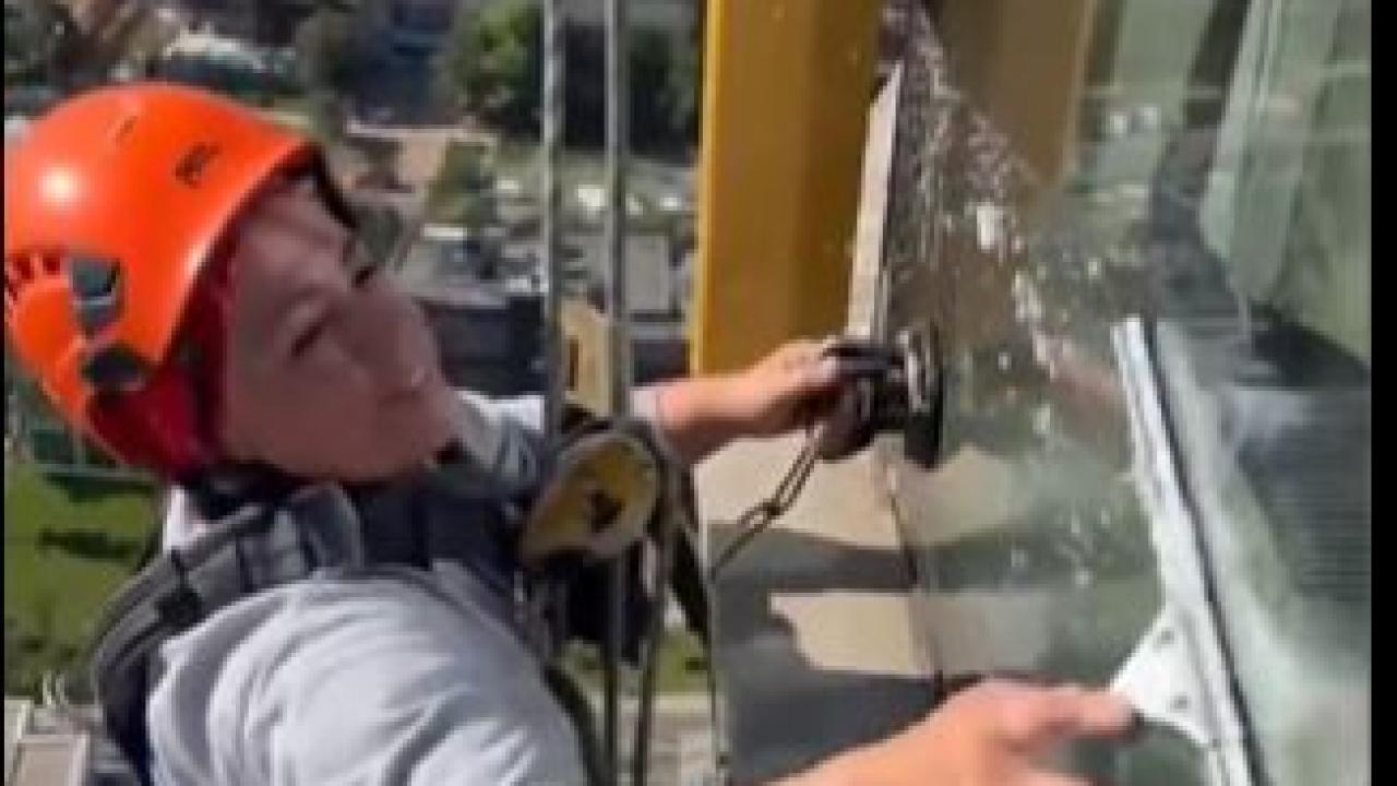 Yüksek Katlı Binada Cam Temizliği Yapan Kadın Çalışanın Görüntüleri Sosyal Medyada Gündem Oldu