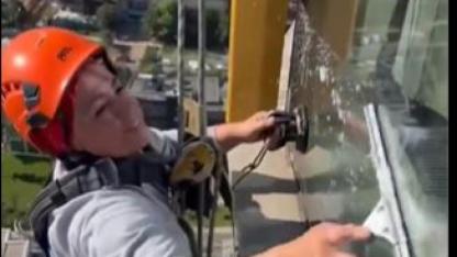 Yüksek Katlı Binada Cam Temizliği Yapan Kadın Çalışanın Görüntüleri Sosyal Medyada Gündem Oldu