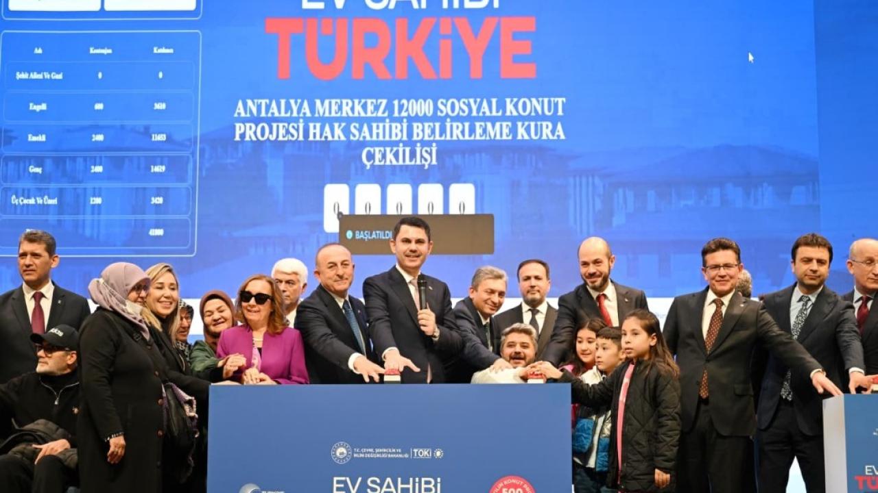 Yüzyılın Konut Projesi kapsamında Antalya’da kura heyecanı: 13 bin 213 konut için çekiliş yapıldı