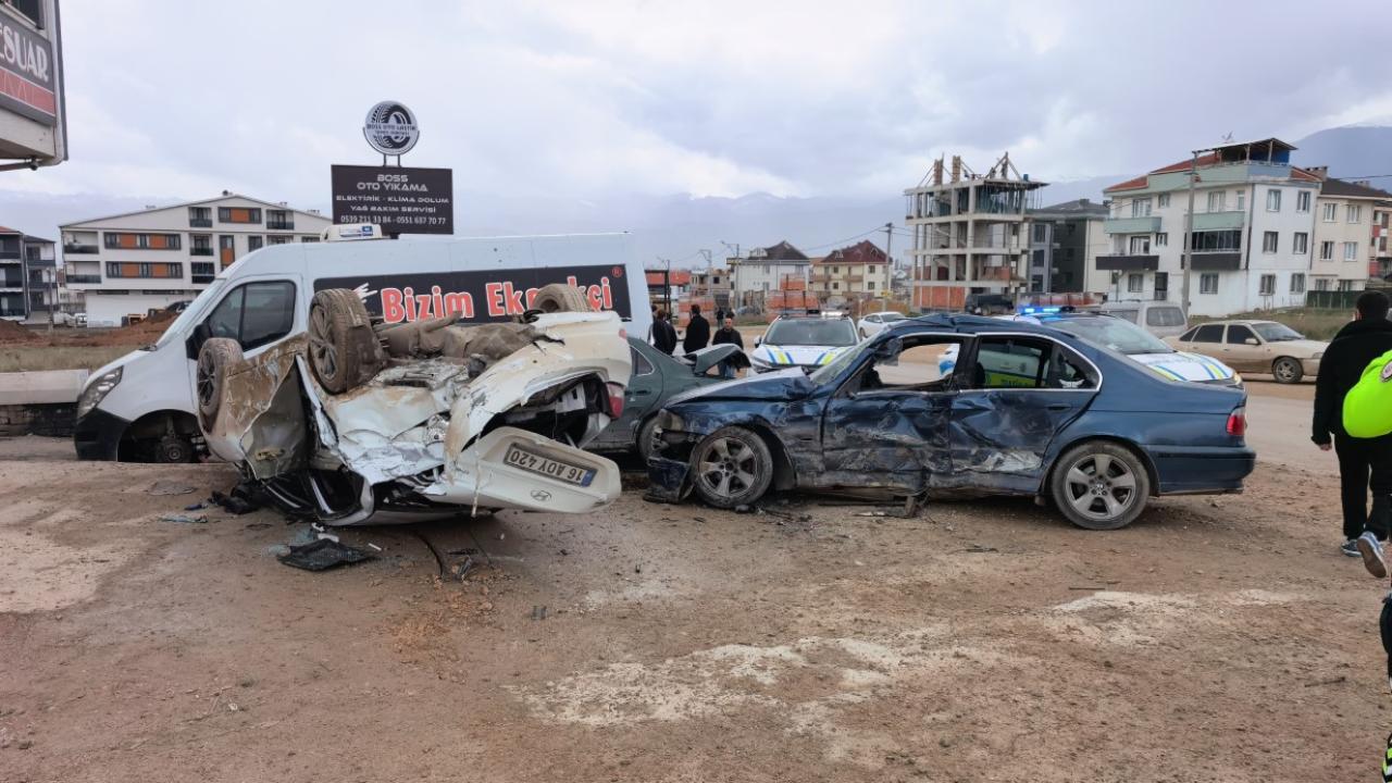 14 Yaşındaki Ehliyetsiz Sürücü Park Halindeki Araçlara Çarptı