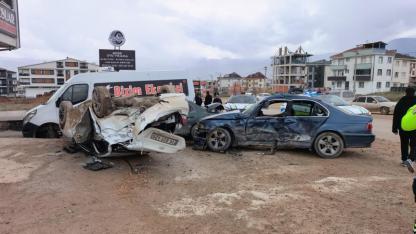 14 Yaşındaki Ehliyetsiz Sürücü Park Halindeki Araçlara Çarptı