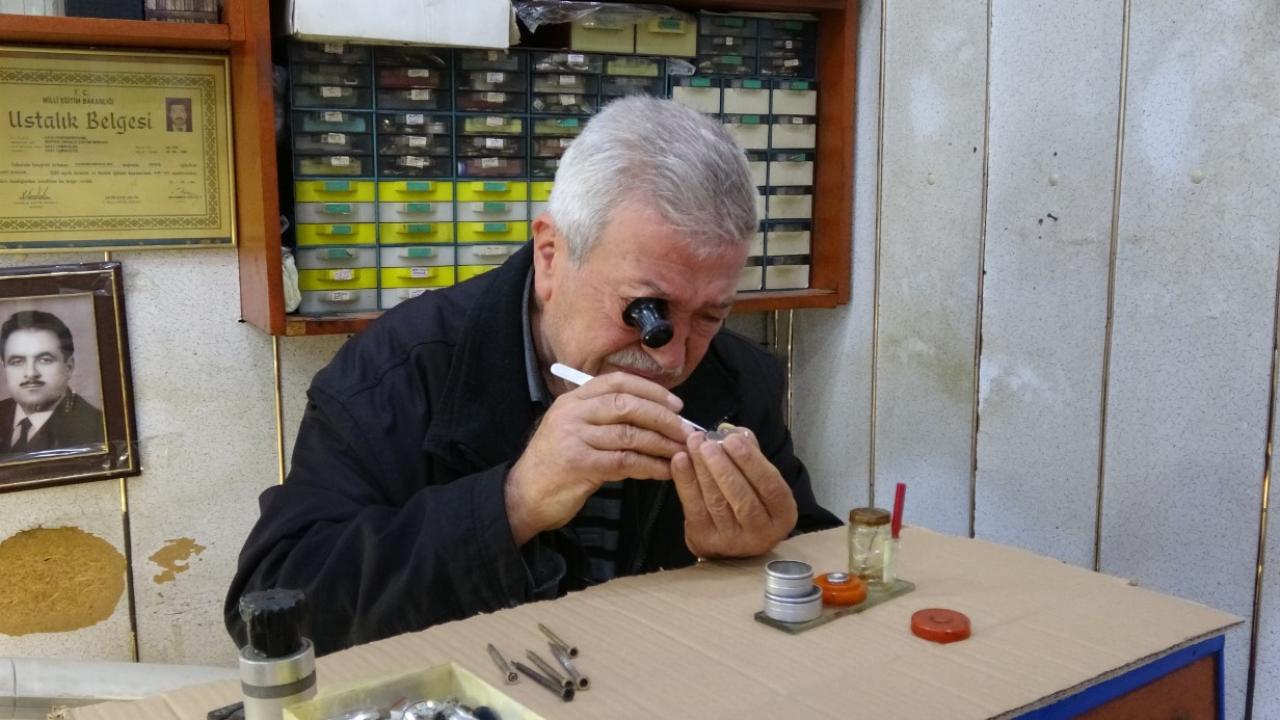 3 Metrekarede 60 Yıllık Emek: Zamana Direnen Saat Ustası