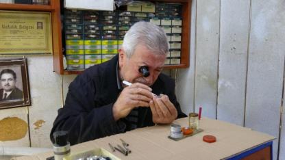 3 Metrekarede 60 Yıllık Emek: Zamana Direnen Saat Ustası