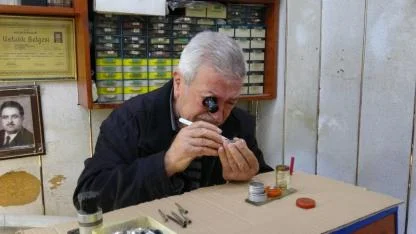 3 Metrekarede 60 Yıllık Emek: Zamana Direnen Saat Ustası