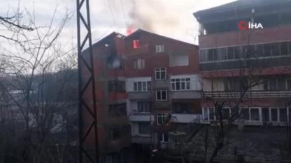 6 katlı binanın çatısı alev alev yandı
