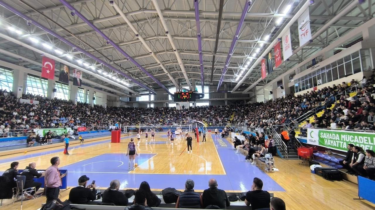 Afyon Belediye Yüntaş – Sakarya Voleybol S.K Maçında Kıyasıya Rekabet