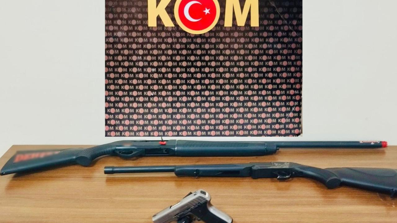 Afyon’da İki İlçede Eş Zamanlı Operasyon! Çok Sayıda Silah Ele Geçirildi
