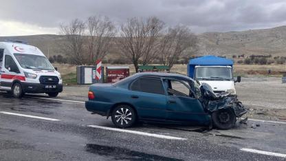 Afyon’da İki Otomobil Kafa Kafaya Çarpıştı