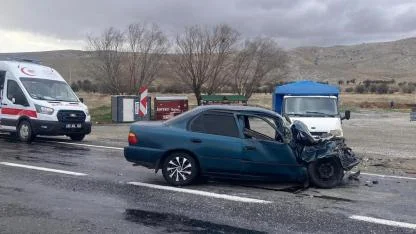 Afyon’da İki Otomobil Kafa Kafaya Çarpıştı