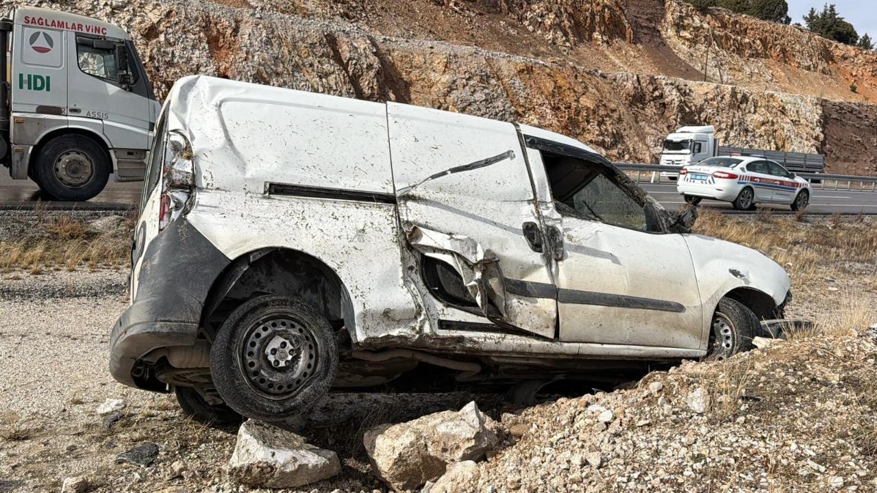 Afyon’da Kontrolden Çıkan Araç Kayalıklara Çarptı! 2 Kişi Yaralandı