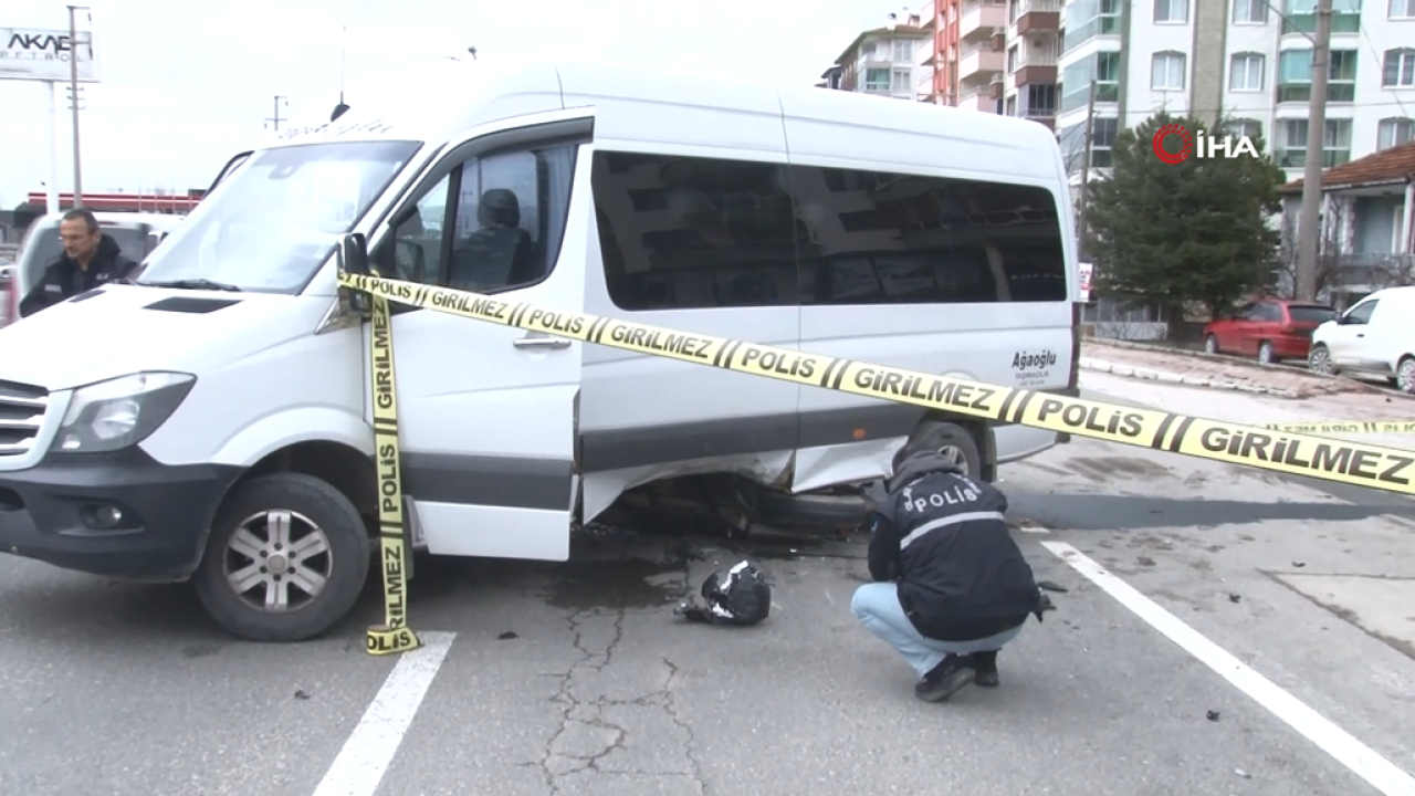 Afyon’da Okul Servisiyle Çarpışan Genç Hayatını Kaybetti! Kaza Anı Saniye Saniye Kaydedildi