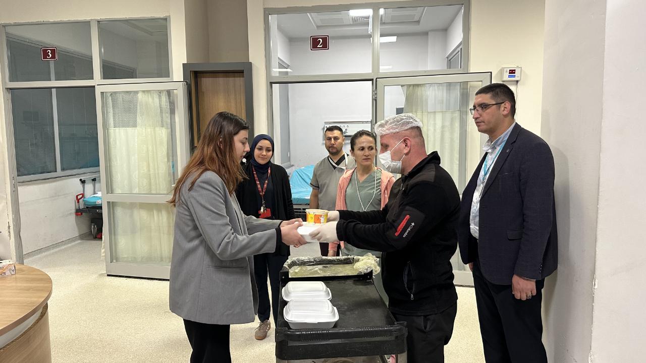Afyonkarahisar Devlet Hastanesi’nde Hasta Yakınlarına İftar Ve Sahur İkramı