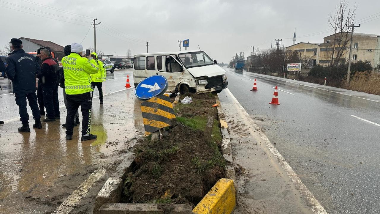 Afyonkarahisar-Uşak Karayolunda Panelvan Refüje Çarptı