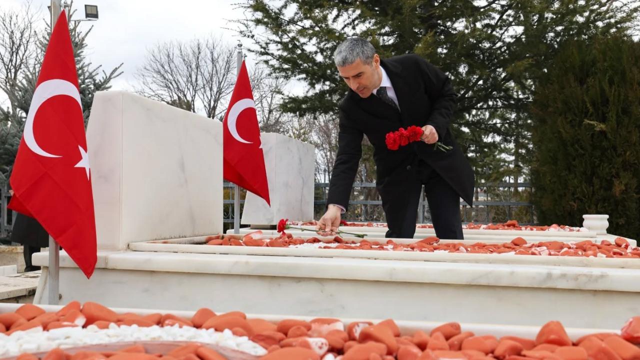 Afyonkarahisar Valisi Aktaş’tan Hava Şehitliği Ziyareti