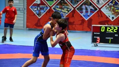 Afyonkarahisar’da Yıldız Güreşçiler Mindere Çıktı